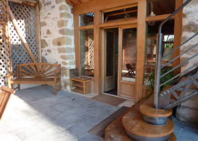 L'accueil couvert à Manaska et l'espace de repas