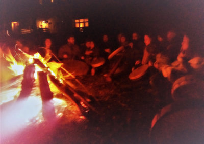 Cercle de tambour autour du feu pour fêter l'equinoxe et le solstice à Manaska Montbrun-Bocage
