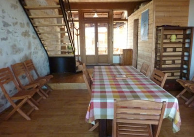 La cuisine pour préparer les repas et manger à l'intérieur