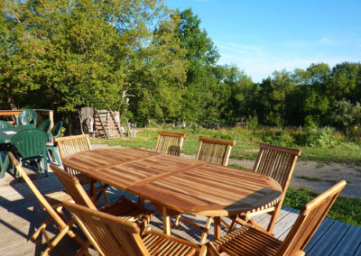 La terrasse extérieure qui accueille les repas des stagiaires les jours ensoleillés