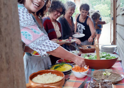 Lors des stages et retraites à Manaska les repas sont végétariens bio et réalisés sur place