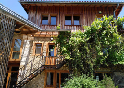 A Manaska, l'accès à la salle et aux chambres.