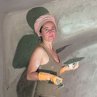 Anaïs Parent enduiseuse et formatrice à la construction de Kerterre ou esquillot