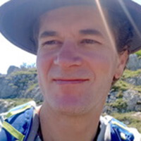 Portrait de Benjamin Duchène qui anime un stage de fabrication de tambours à Manaska Montbrun Bocage Haute Garonne et Ariège